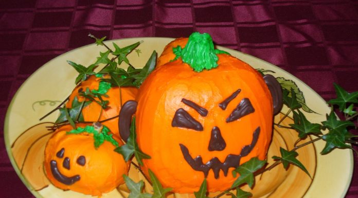 Try Out This Delicious Pumpkin Halloween Cake