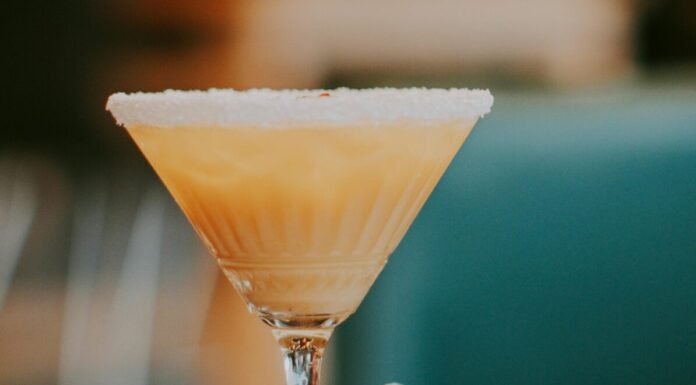 How to Make Lemon Meringue Pie Martinis Yellow Cocktail with Sugar on Glass Rim